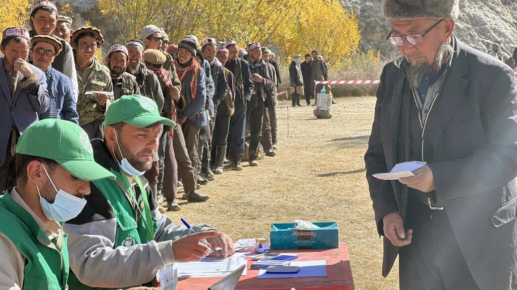 Хаджи Расул получает продовольственную помощь от ВПП в Ваханском районе провинции Бадахшан.
